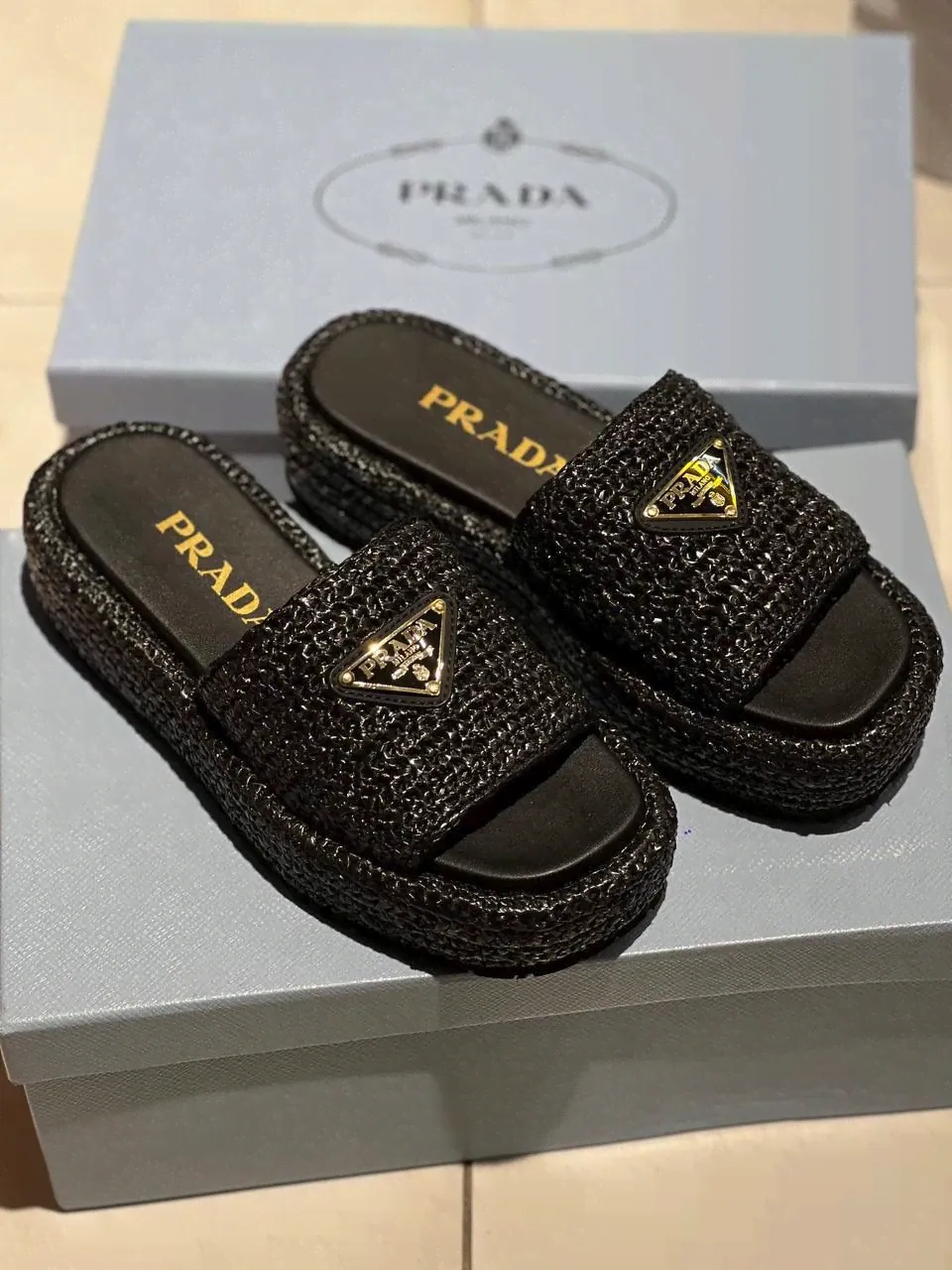 Босоножки Prada черные из рафии-0