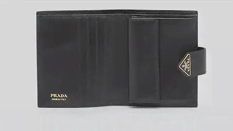 Unboxing a Small Saffiano and Leather wallet
