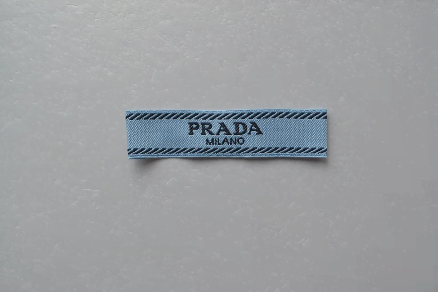 Этикетка(логотип) PRADA